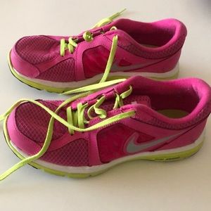 Nike tennis shoes dual fusion run